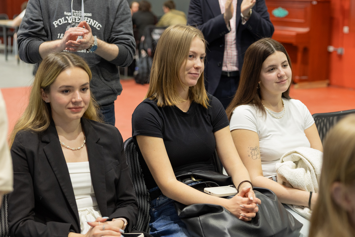 Участники фестиваля «Выпускники Политеха – студентам» 