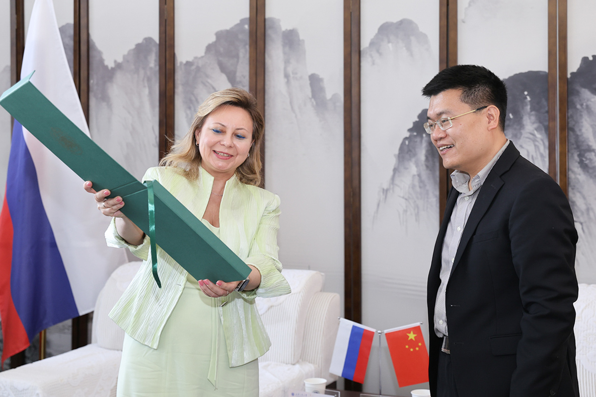 Людмила Панкова передала поздравления от ректора СПбПУ Андрея Рудского