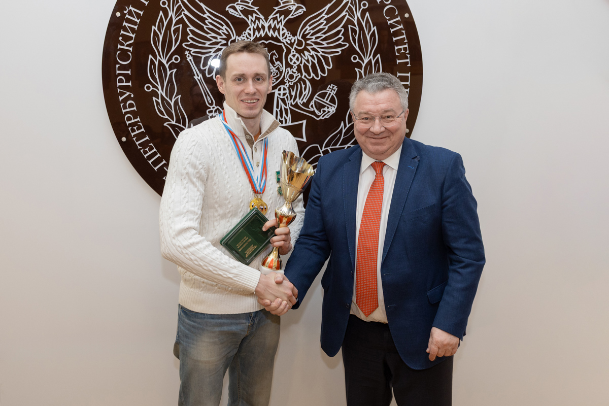 Андрей Рудской вручил знак «За заслуги» чемпиону и рекордсмену Кириллу Пригоде Андрей Рудской вручил знак «За заслуги» чемпиону и рекордсмену Кириллу Пригоде