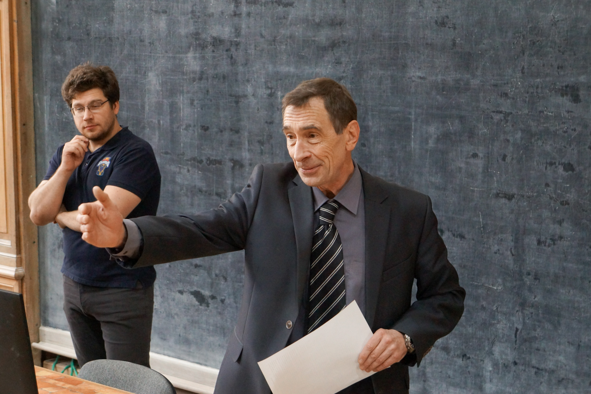 Сергей Старовойтов отвечает на вопросы участников десятой юбилейной физической олимпиады 