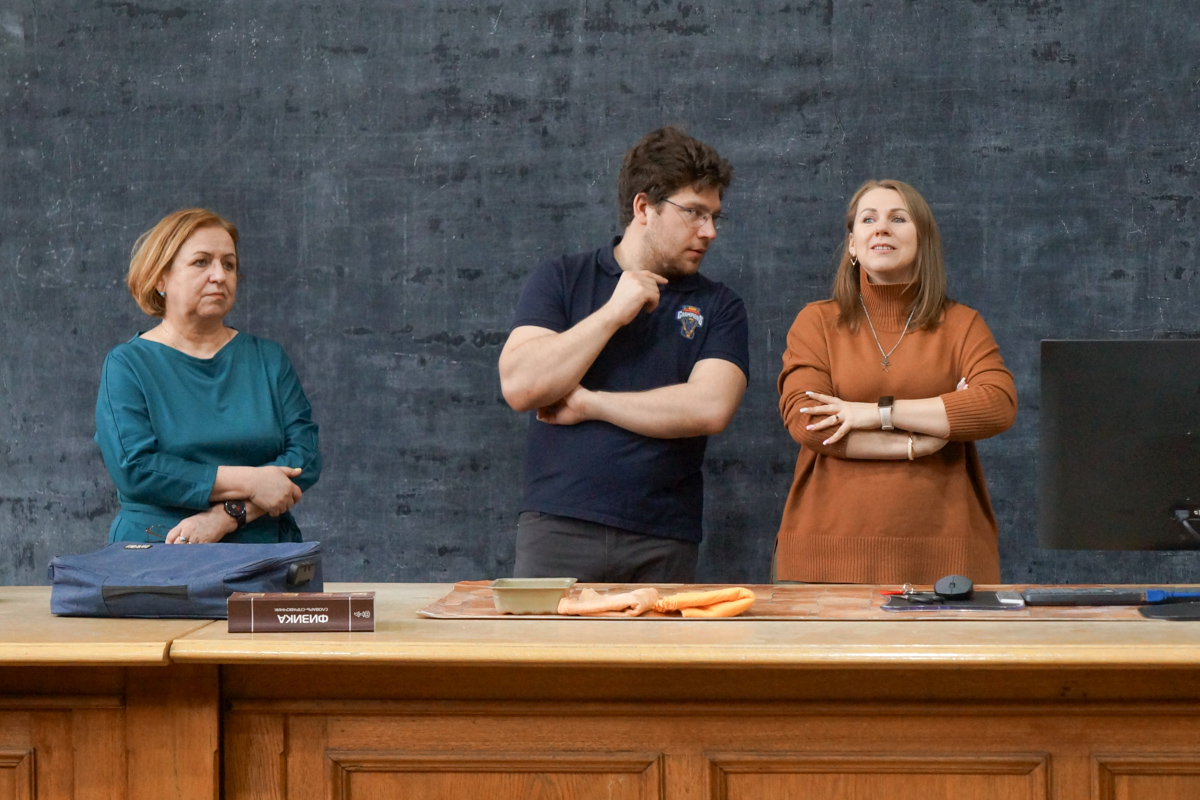 Члены организационного комитета на десятой юбилейной физической олимпиаде в большой физической аудитории 