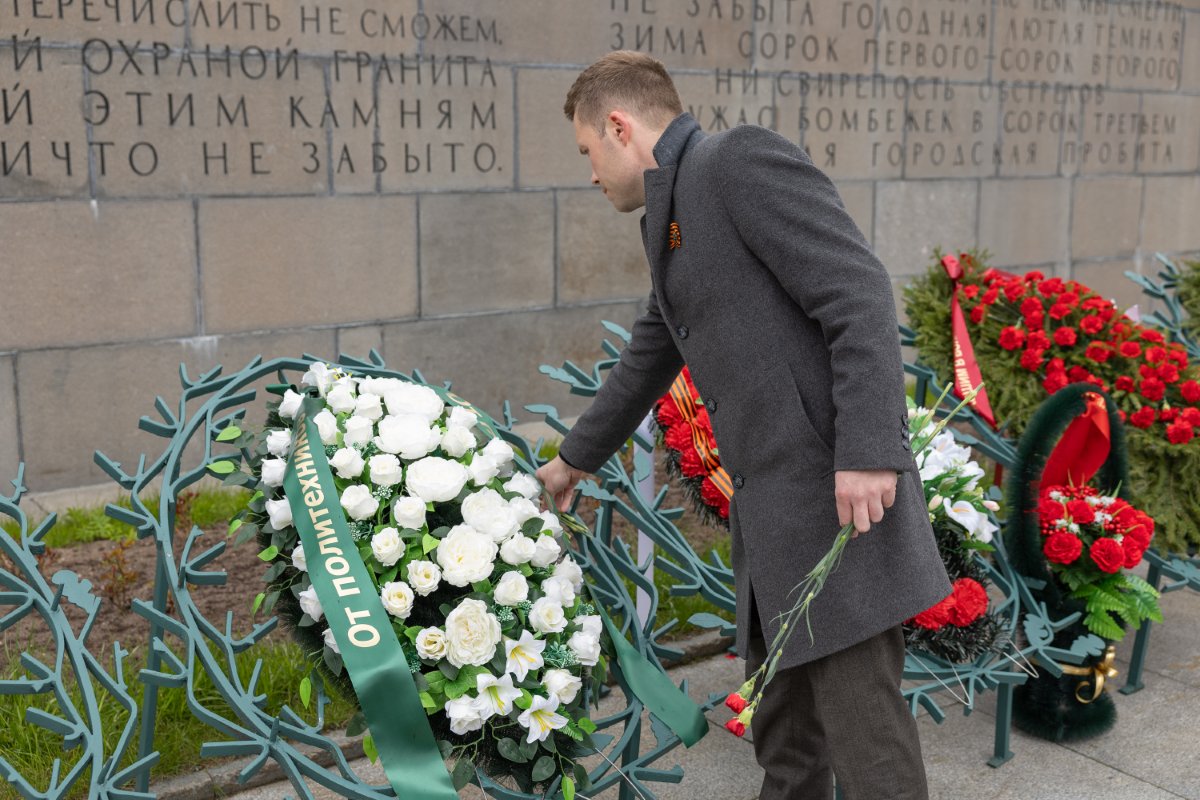 Политехники возложили к памятнику Матери-Родине цветы Политехники возложили к памятнику Матери-Родине цветы