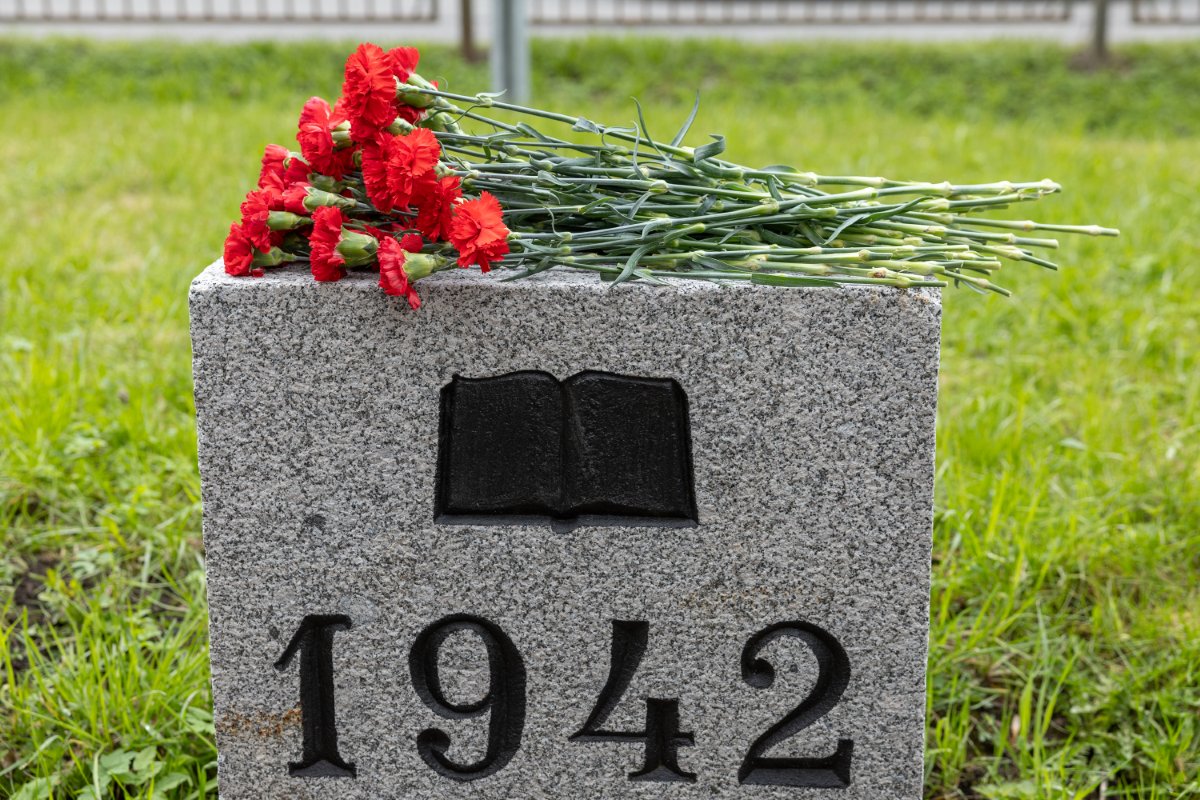 Могила № 176, где нашли свой последний приют студенты и работники нашего вуза — жертвы блокады Могила № 176, где нашли свой последний приют студенты и работники нашего вуза — жертвы блокады