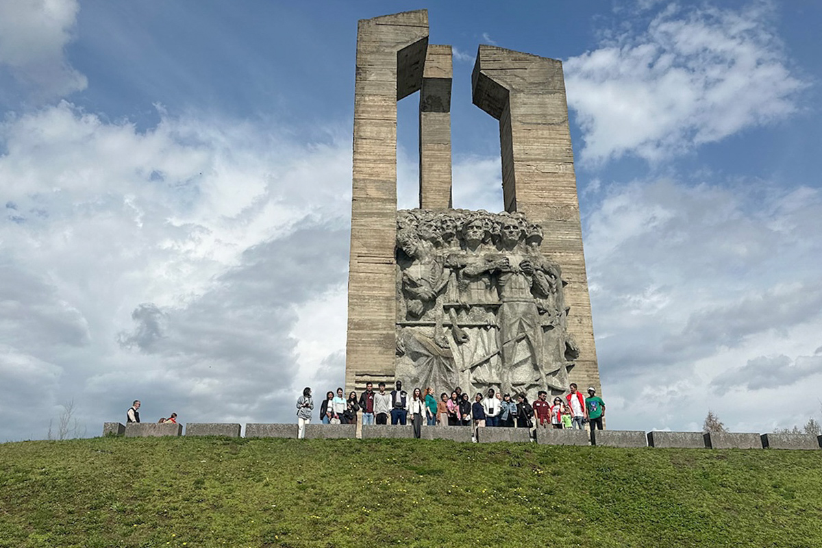 Группа почтила память жертв нацизма у мемориала «Дулаг 100» 