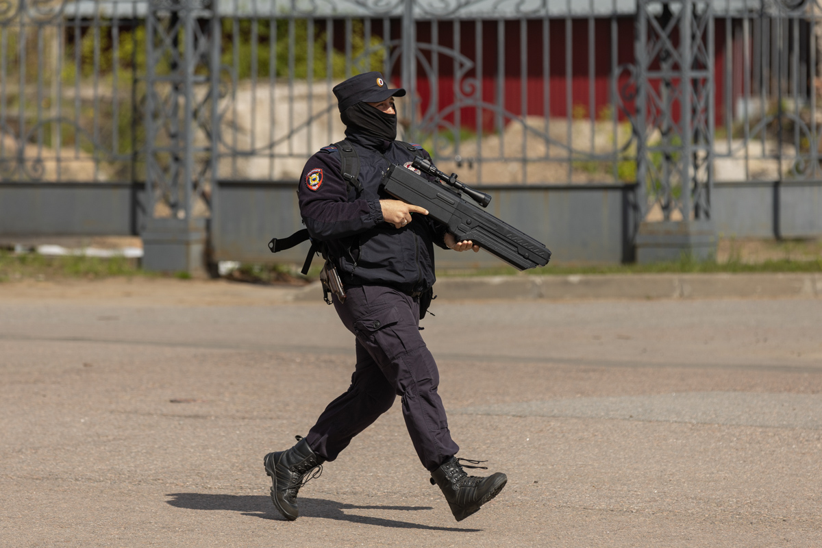 Сотрудник полиции с антидроновым ружьём 