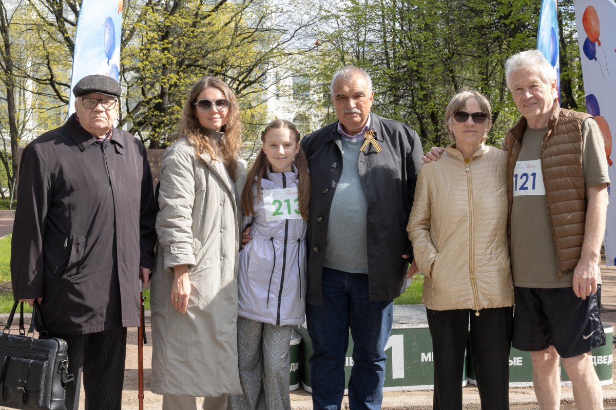 Семья Алексея Есипова впервые встретилась родственниками 