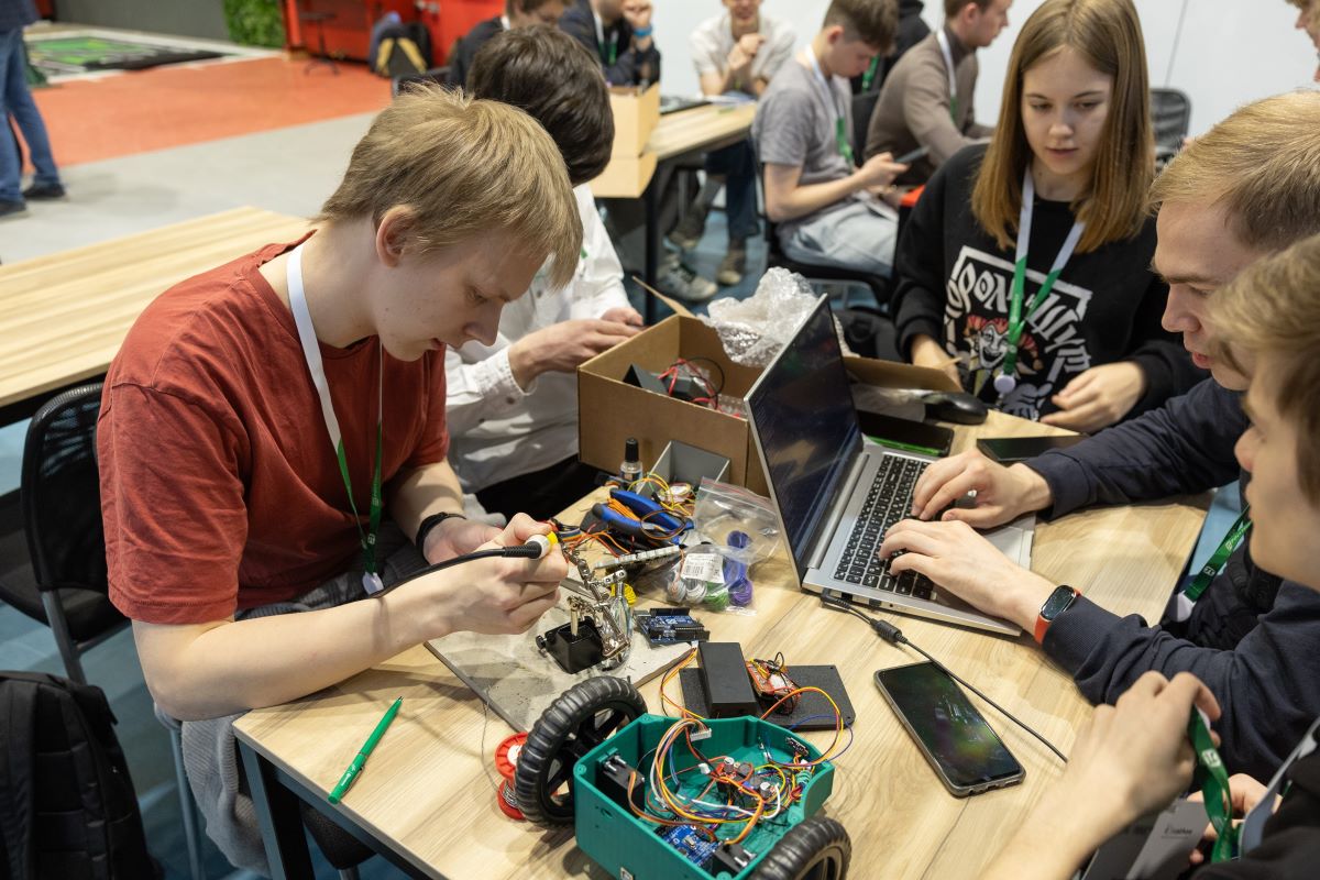 В Башне Политеха прошёл инженерно-робототехнический хакатон «REcathon: Черновой код» 
