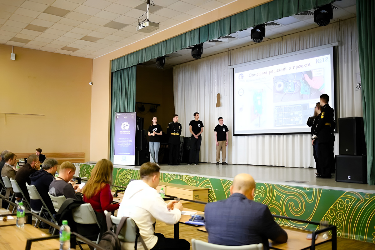 Выступление участников команды SpaceZ на защите проектов направления КАИОиИИ перед комиссией 