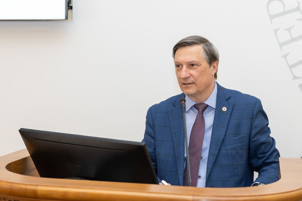 Проректор по международной деятельности Дмитрий Арсеньев 