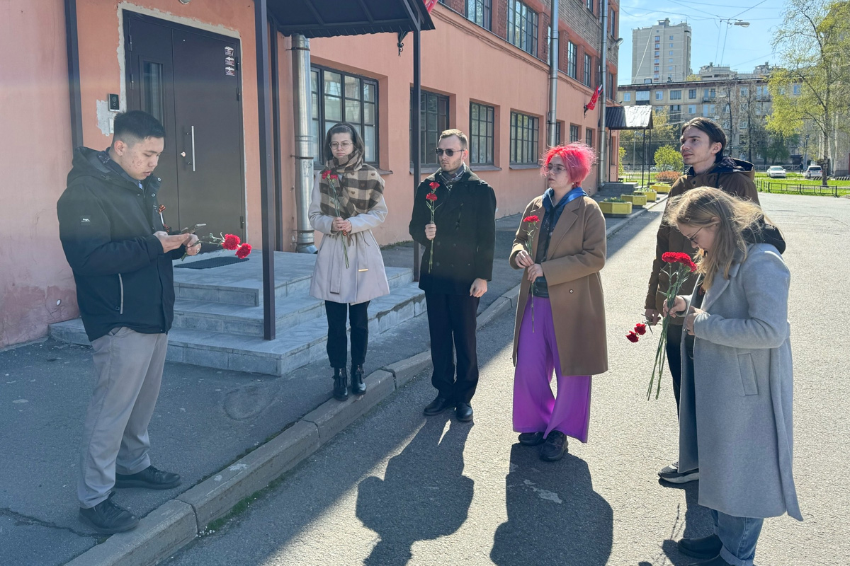 Возложение у общежитий на Лесной 