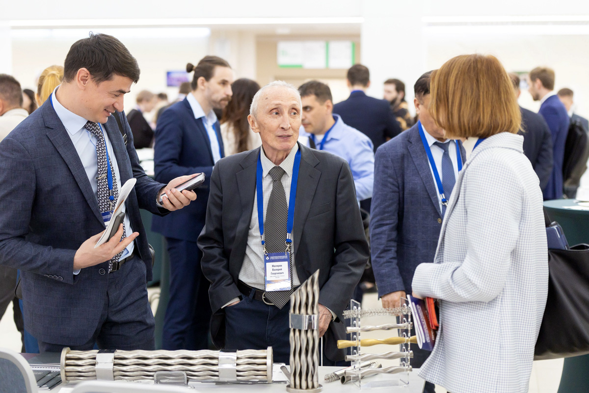 Выставка разработок в области материалов и технологий на конференции 