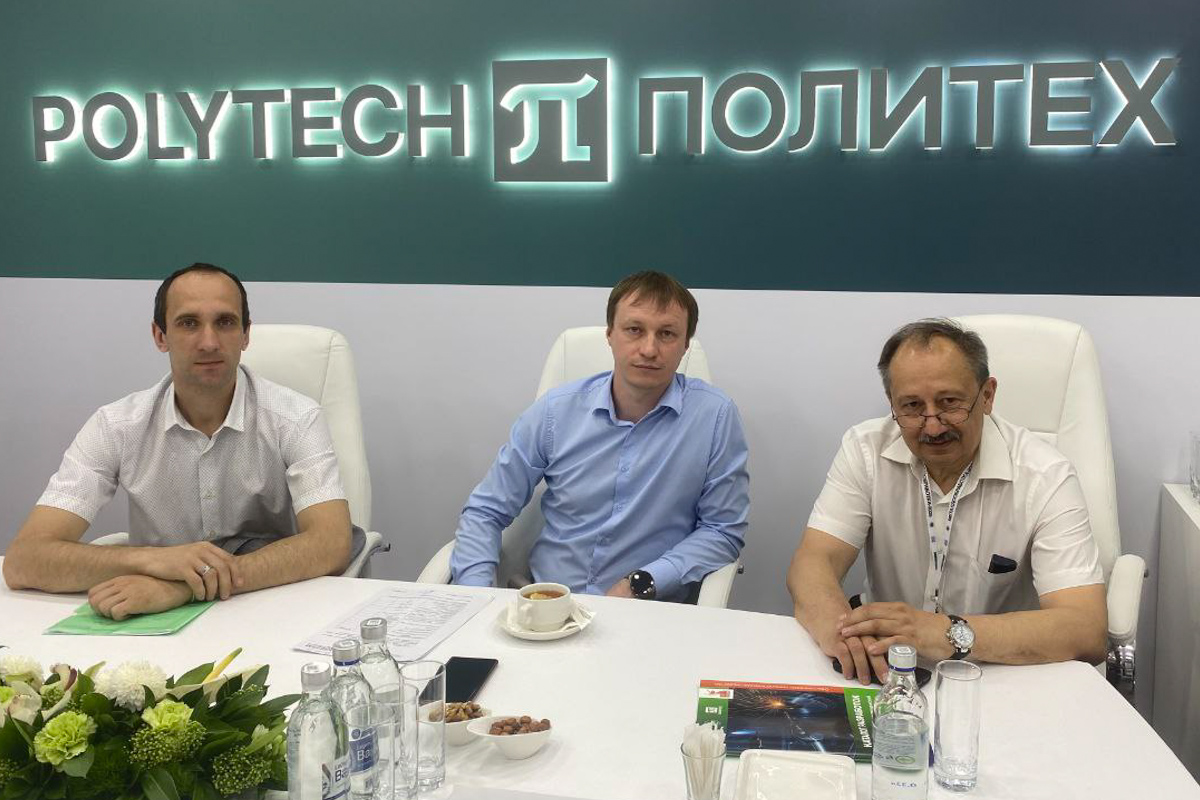 Михаил Кузнецов (в центре) на встрече с партнерами из ОАО «ЭЗТМ» 