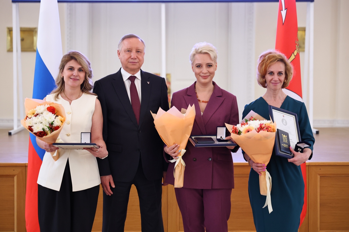 Авторский коллектив Кристина Наумова, Анна Коробовцева и Ольга Калинина на вручении премии губернатором Санкт-Петербурга Авторский коллектив Кристина Наумова, Анна Коробовцева и Ольга Калинина на вручении премии губернатором Санкт-Петербурга