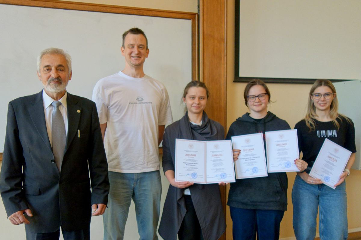 Директор ВШМиПУ СПбПУ Александр Беляев и ассистент Алексей Грищенко с призерами ФизМеха СПбПУ