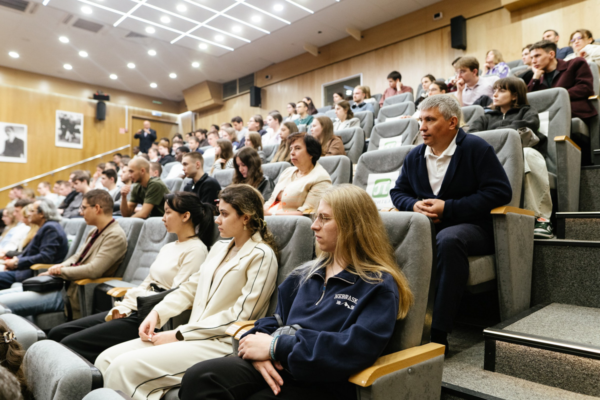 Встреча студентов и преподавателей вуза с Романом Новиковым Встреча студентов и преподавателей вуза с Романом Новиковым
