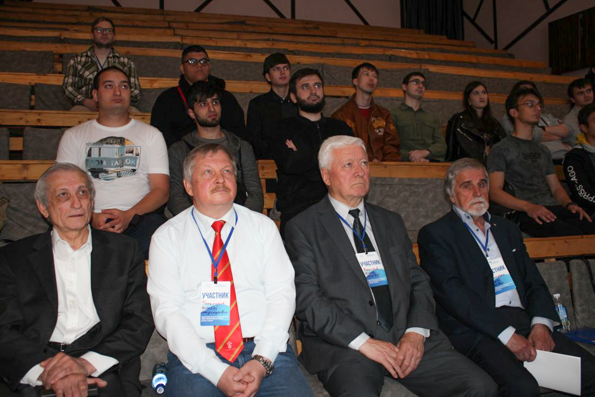 Профессор Высшей инженерно-физической школы СПбПУ Алексей Филимонов (второй слева) 