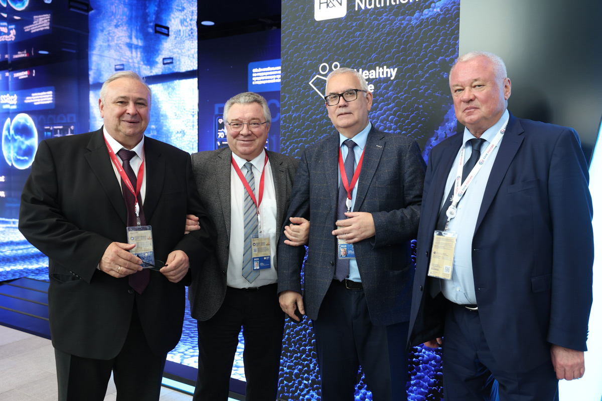 Ректор СПбПУ Андрей Рудской и вице-губернатор Санкт-Петербурга Владимир Княгинин (в центре) обсудили в кулуарах форума вопросы интеграции образования, науки и бизнеса.