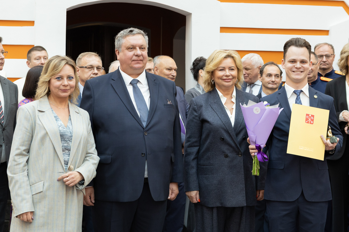 Александр Абубакиров с проректором по образовательной деятельности СПбПУ Людмилой Панковой, вице-губернатором Санкт-Петербурга Натальей Чечиной и зам. председателя Совета ректоров Игорем Наркевичем Александр Абубакиров с проректором по образовательной деятельности СПбПУ Людмилой Панковой, вице-губернатором Санкт-Петербурга Натальей Чечиной и зам. председателя Совета ректоров Игорем Наркевичем