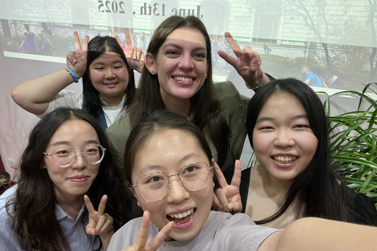 Дарья Краснова с китайскими выпускниками 