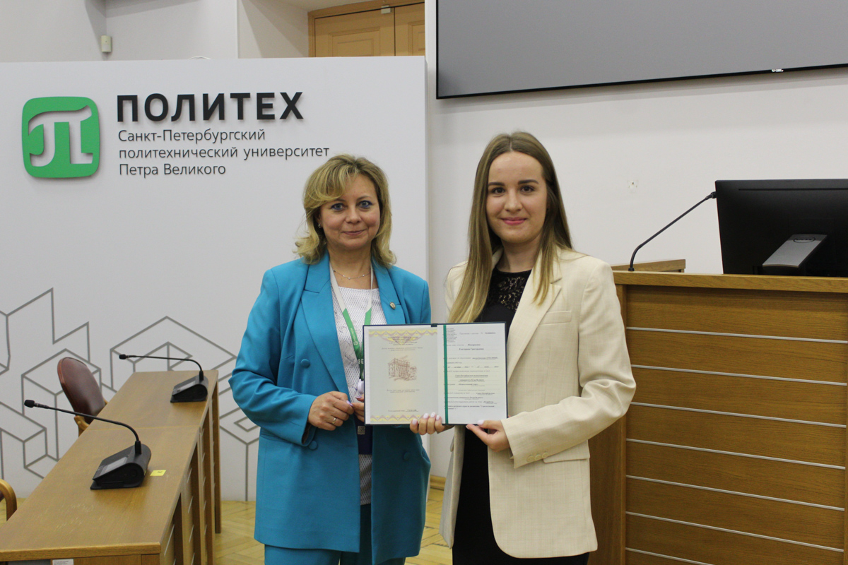 Проректор по образовательной деятельности СПбПУ Людмила Панкова вручила дипломы выпускникам программы 