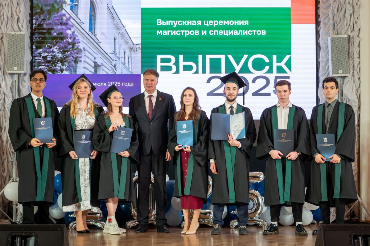 Всеволод Беликов вручил благодарности выпускникам Всеволод Беликов вручил благодарности выпускникам
