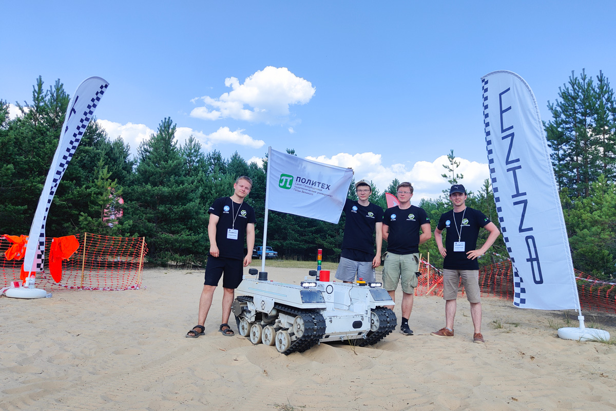 Команда Политеха заняла призовое место на всероссийских соревнованиях «Робокросс.Дюна»