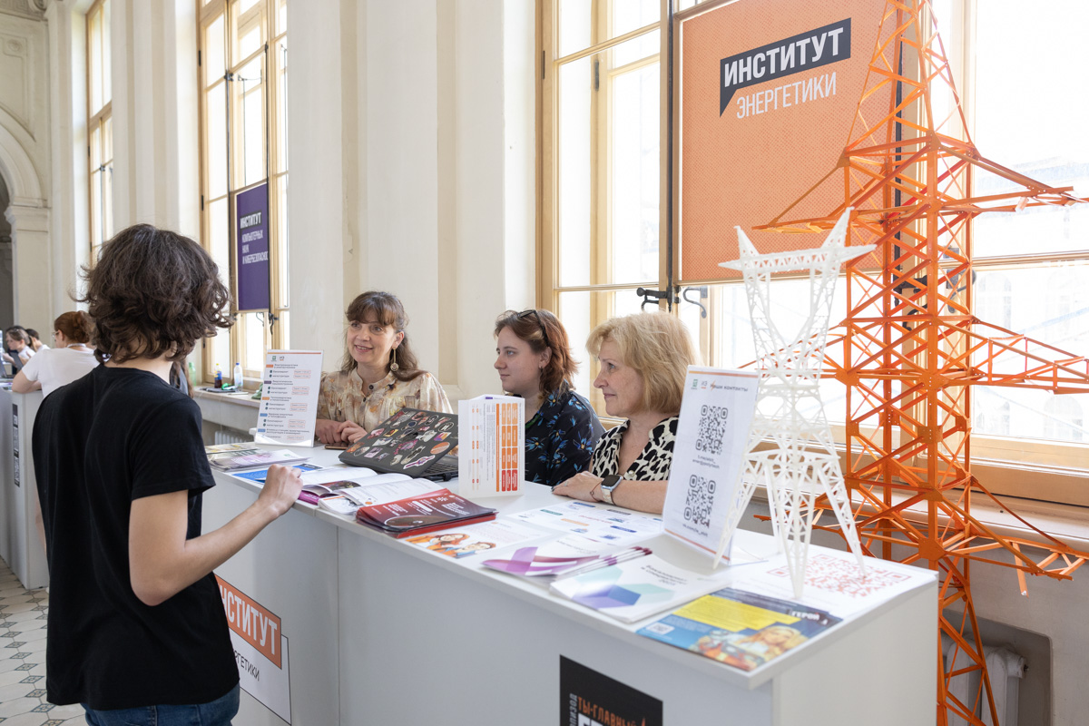 На стендах институтов представители вуза подробно рассказывают о программах обучения, возможностях стажировок и перспективах трудоустройства