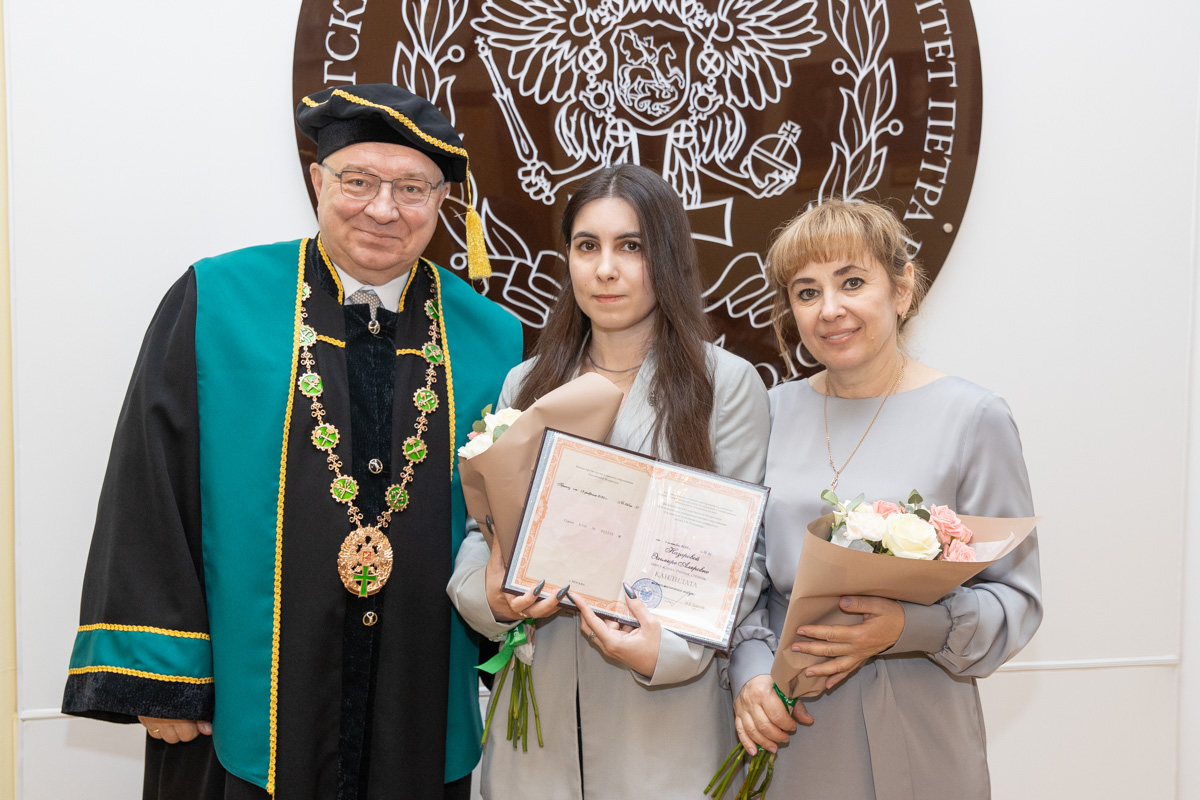 Эльмира Назарова (в центре) 