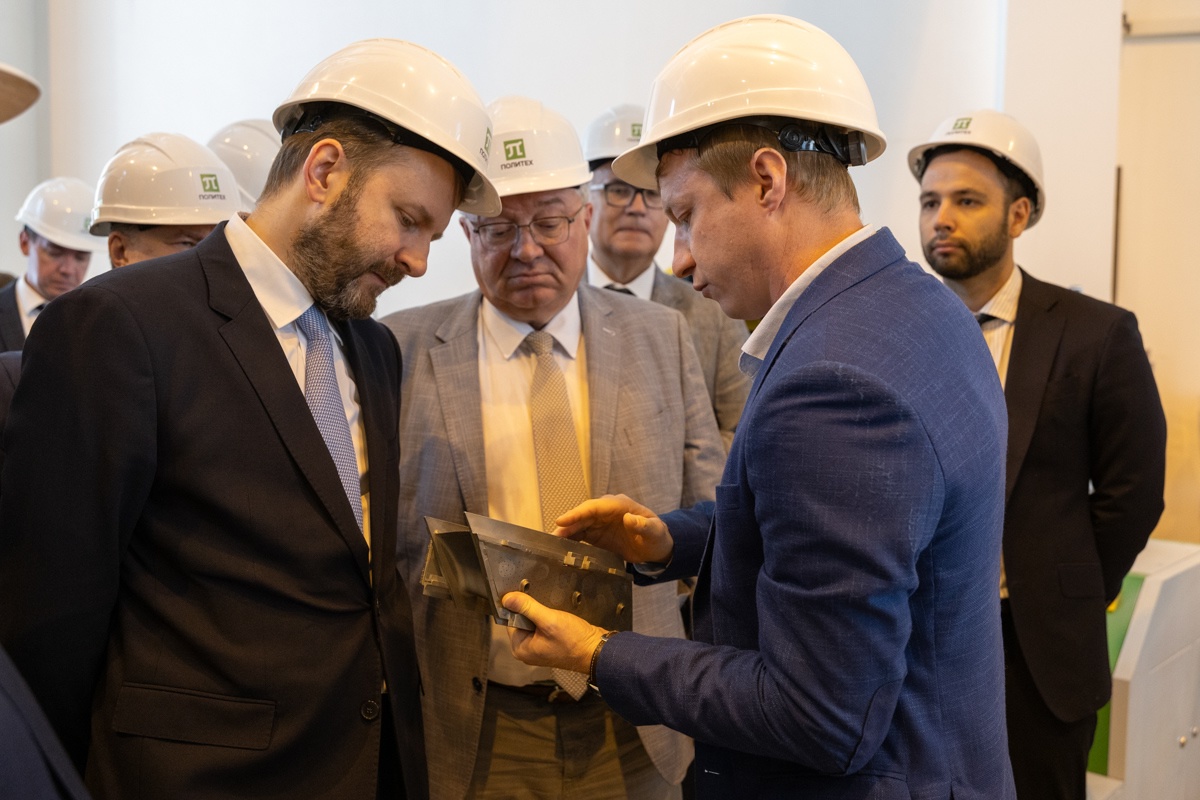 Михаил Кузнецов демонстрирует высоким гостям изделия НИЛ «Лазерные и аддитивные технологии»