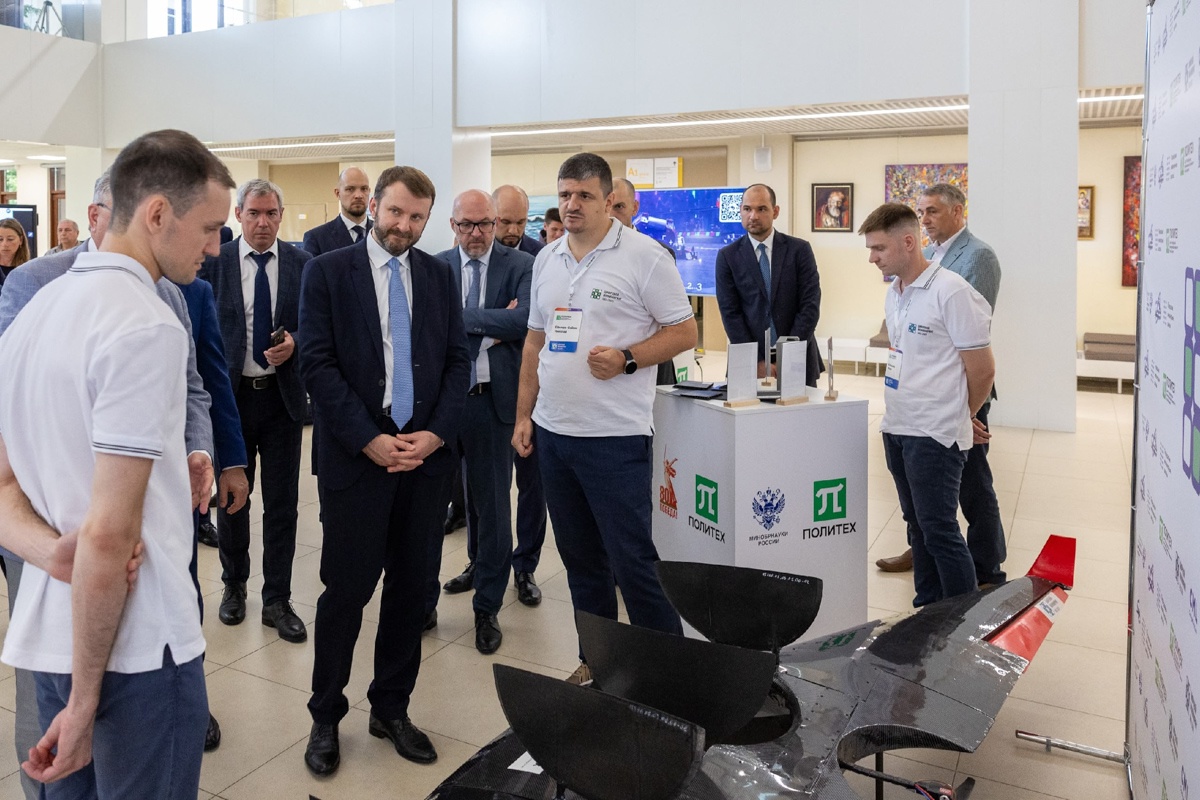 Александр Гордеев презентовал делегации опытный образец беспилотного летательного аппарата «Снегирь–1.5»