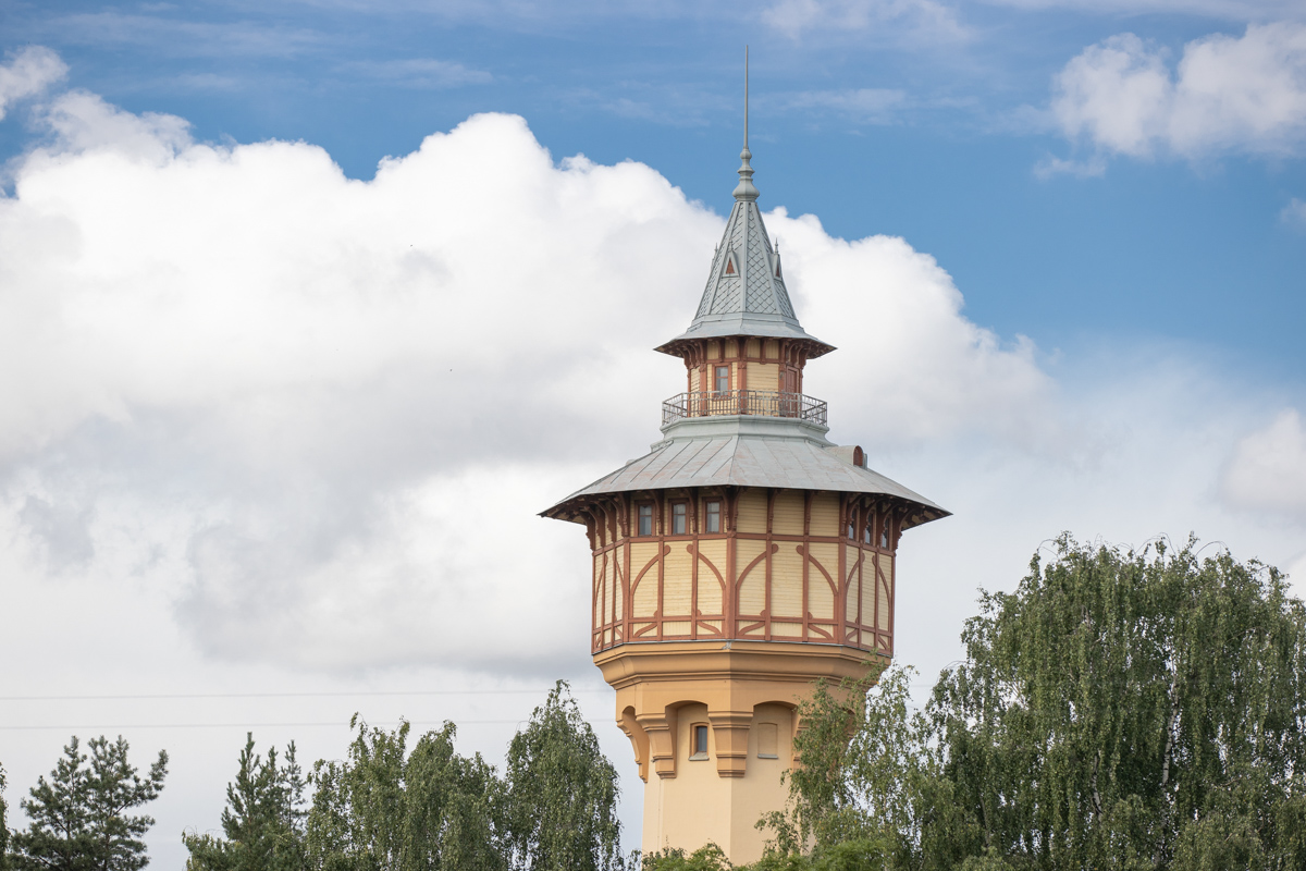 Верхушка башни напоминает то ли теремок, то ли пагоду 