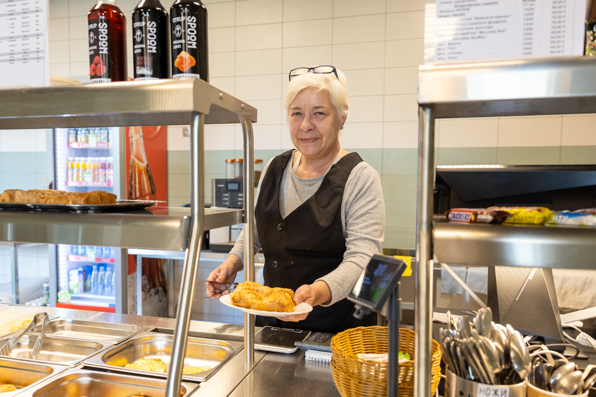 Современное пространство кафе оборудовано всем необходимым для комфортного отдыха 