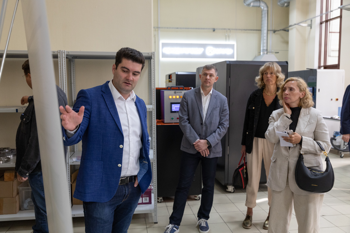Директор Научно-образовательного центра «Машиностроительные технологии и материалы» Павел Новиков провёл презентацию основных направлений научно-исследовательской деятельности в области аддитивных и лазерных технологий Директор Научно-образовательного центра «Машиностроительные технологии и материалы» Павел Новиков провёл презентацию основных направлений научно-исследовательской деятельности в области аддитивных и лазерных технологий