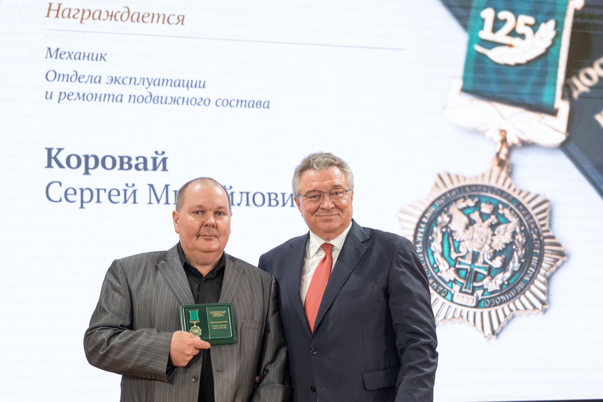 Тёплыми аплодисментами встречали и тех, кто в этот торжественный день получил из рук ректора Андрея Рудского знаки отличия «За заслуги». На фото — механик отдела эксплуатации и ремонта подвижного состава Сергей Коровай Тёплыми аплодисментами встречали и тех, кто в этот торжественный день получил из рук ректора Андрея Рудского знаки отличия «За заслуги». На фото — механик отдела эксплуатации и ремонта подвижного состава Сергей Коровай