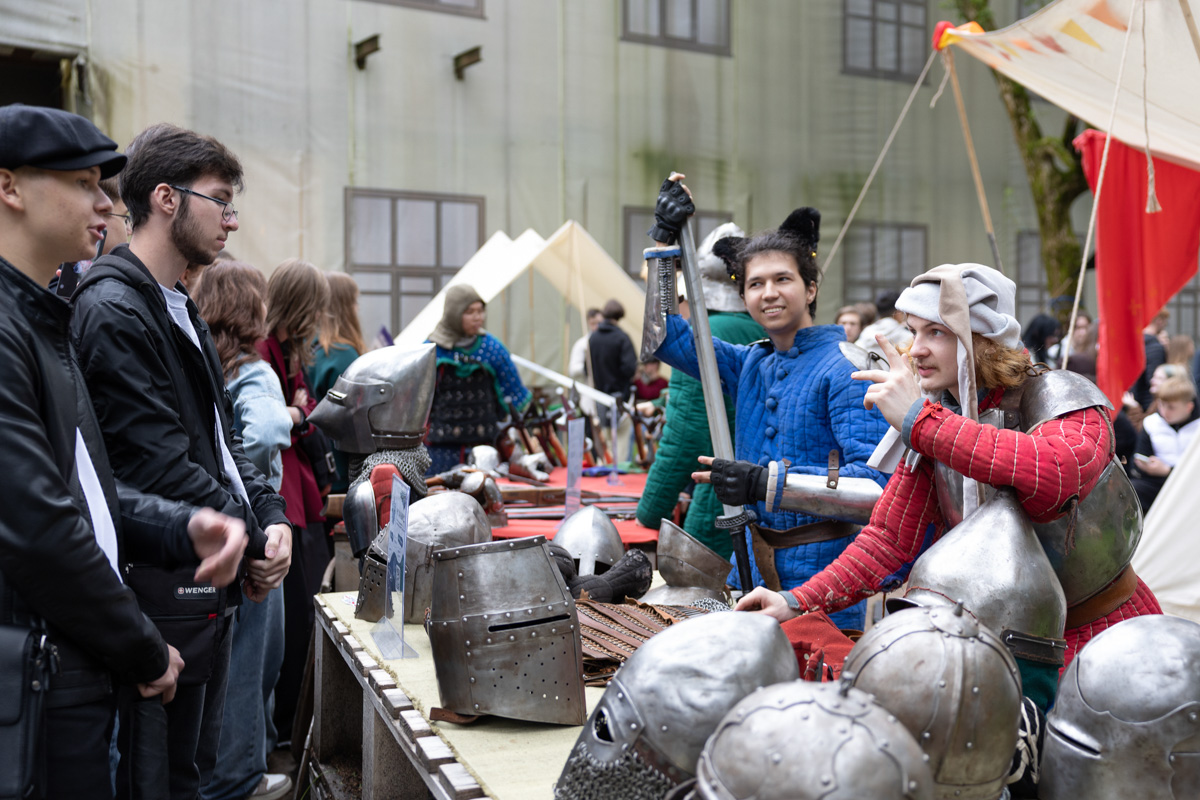 На станции «Шаг к истории» первокурсники смогли погрузиться в атмосферу разных эпох 