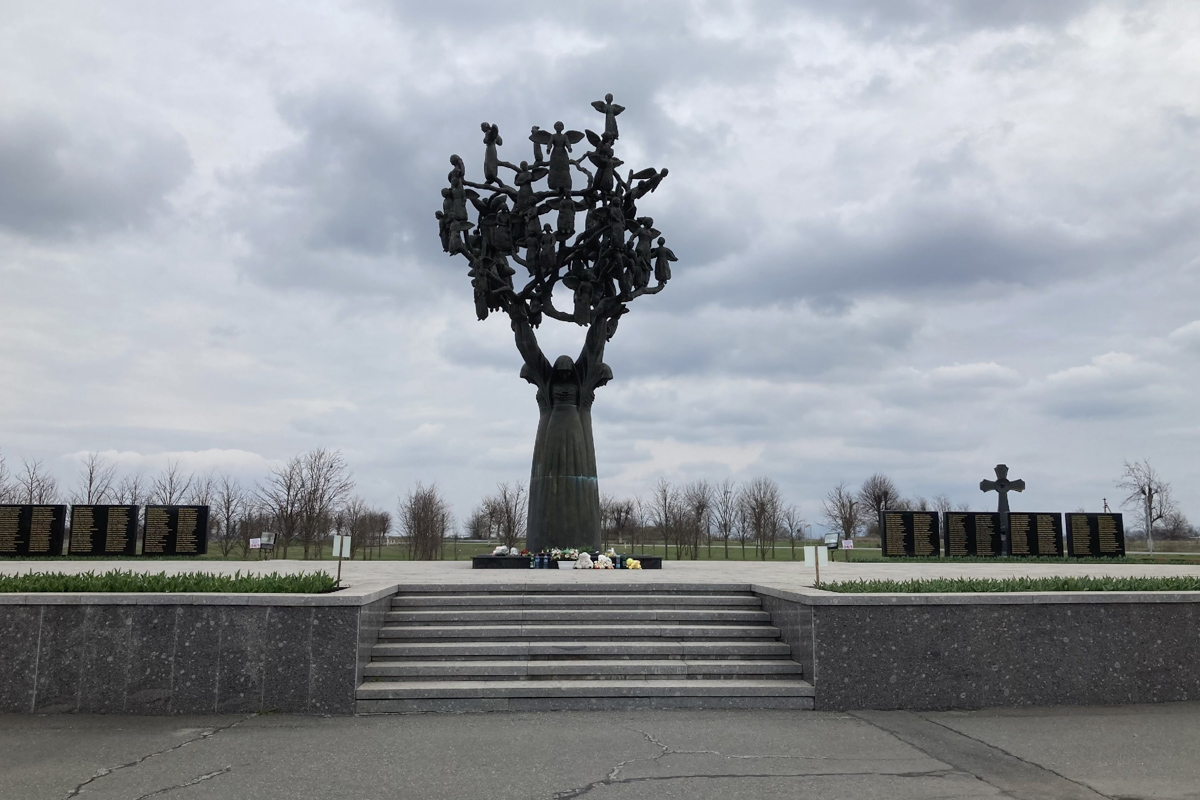 3 сентября 2005 года на мемориальном кладбище «Город ангелов» открыли памятник «Древо скорби» 