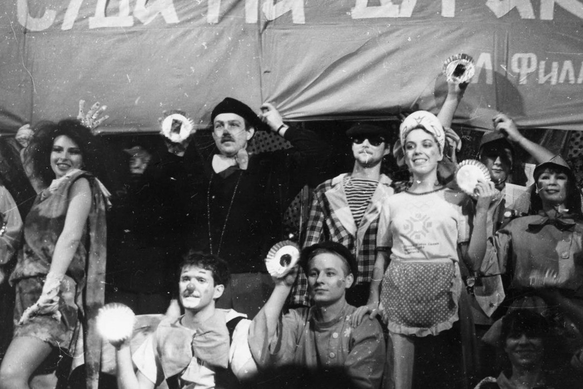 Спектакль «Сказ про Федота-стрельца, удалого молодца», 1988 год, в роли Федота — Андрей Мунин (сидит в центре) 