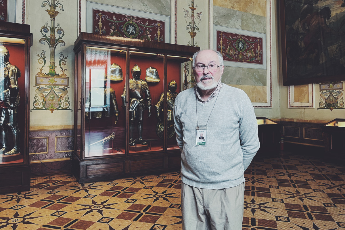 В роли эксперта по рыцарским доспехам выступил старший научный сотрудник отдела «Арсенал» Государственного Эрмитажа Юрий Ефимов 