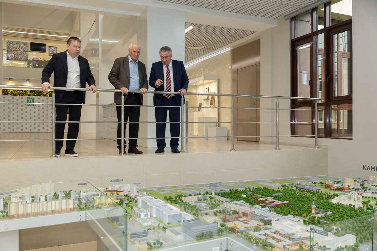 У макета кампуса 