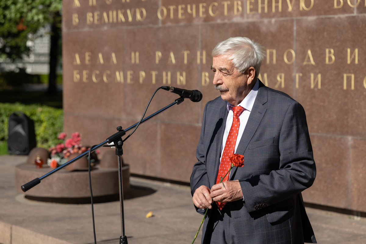 На митинге выступил советник при ректорате, профессор Владимир Глухов 