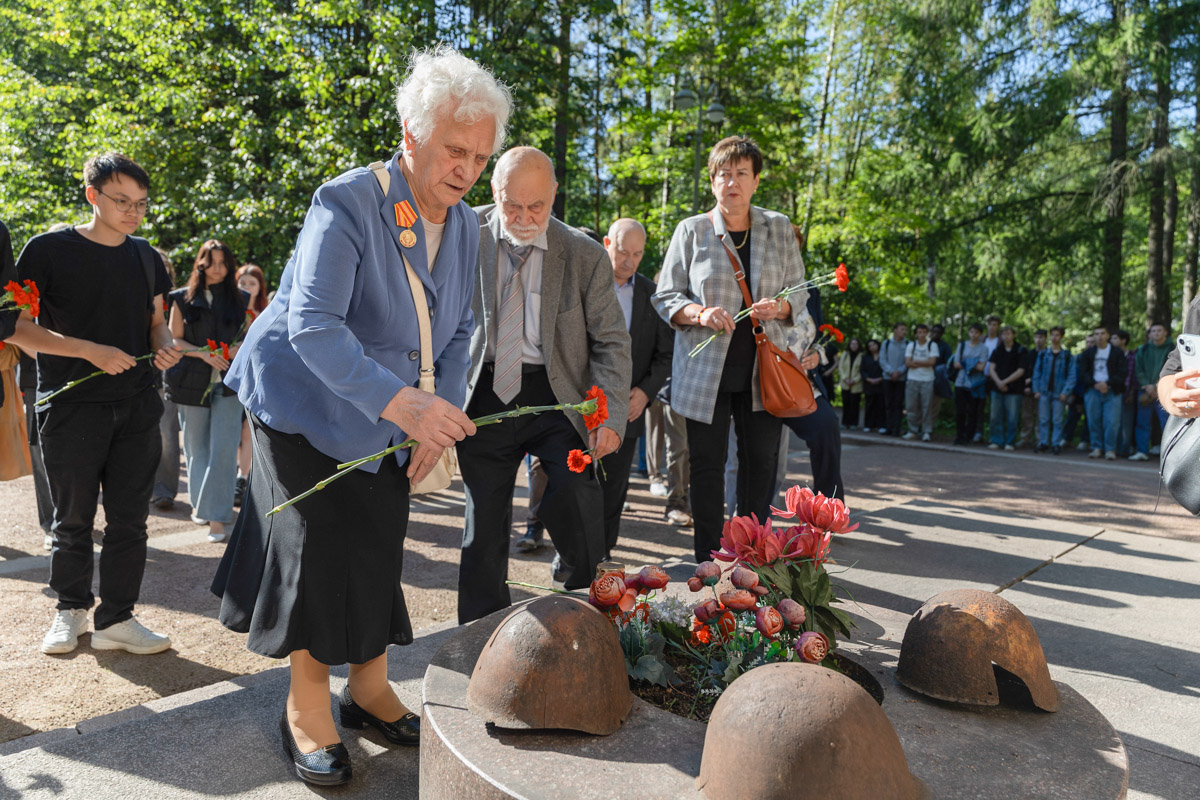 Митинг завершился возложением цветов к Памятнику погибшим политехникам 