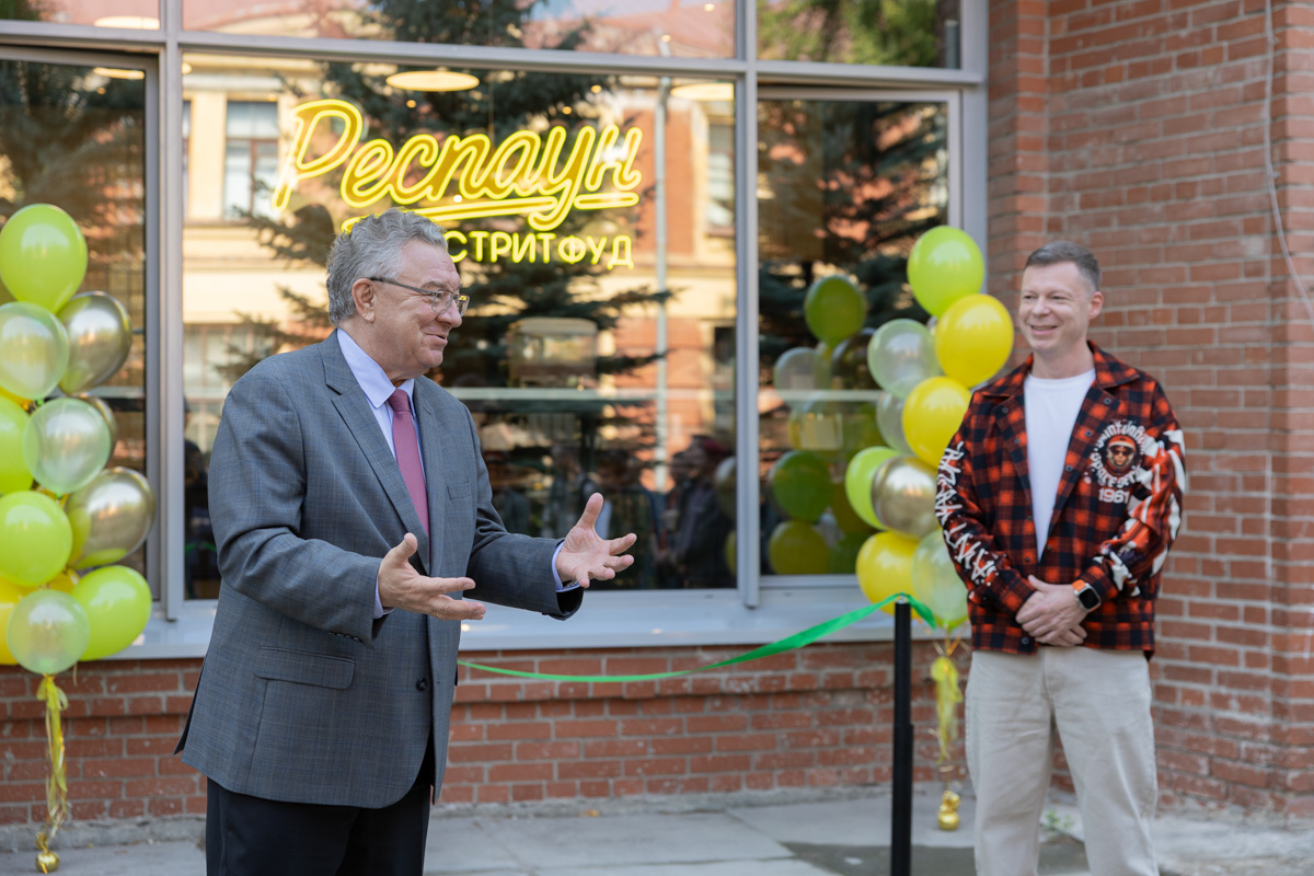 Ректор СПбПУ Андрей Рудской и генеральный директор компании «ДТКП» Сергей Мамаев на открытии кафе 