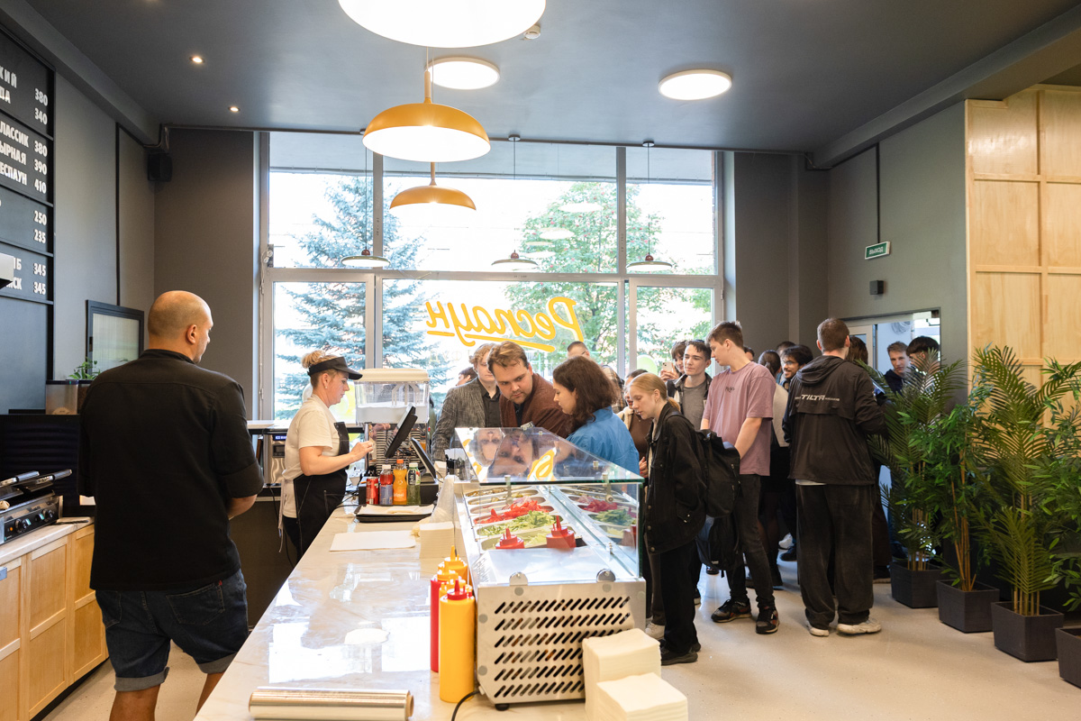 В кафе уютно, стильно и современно 