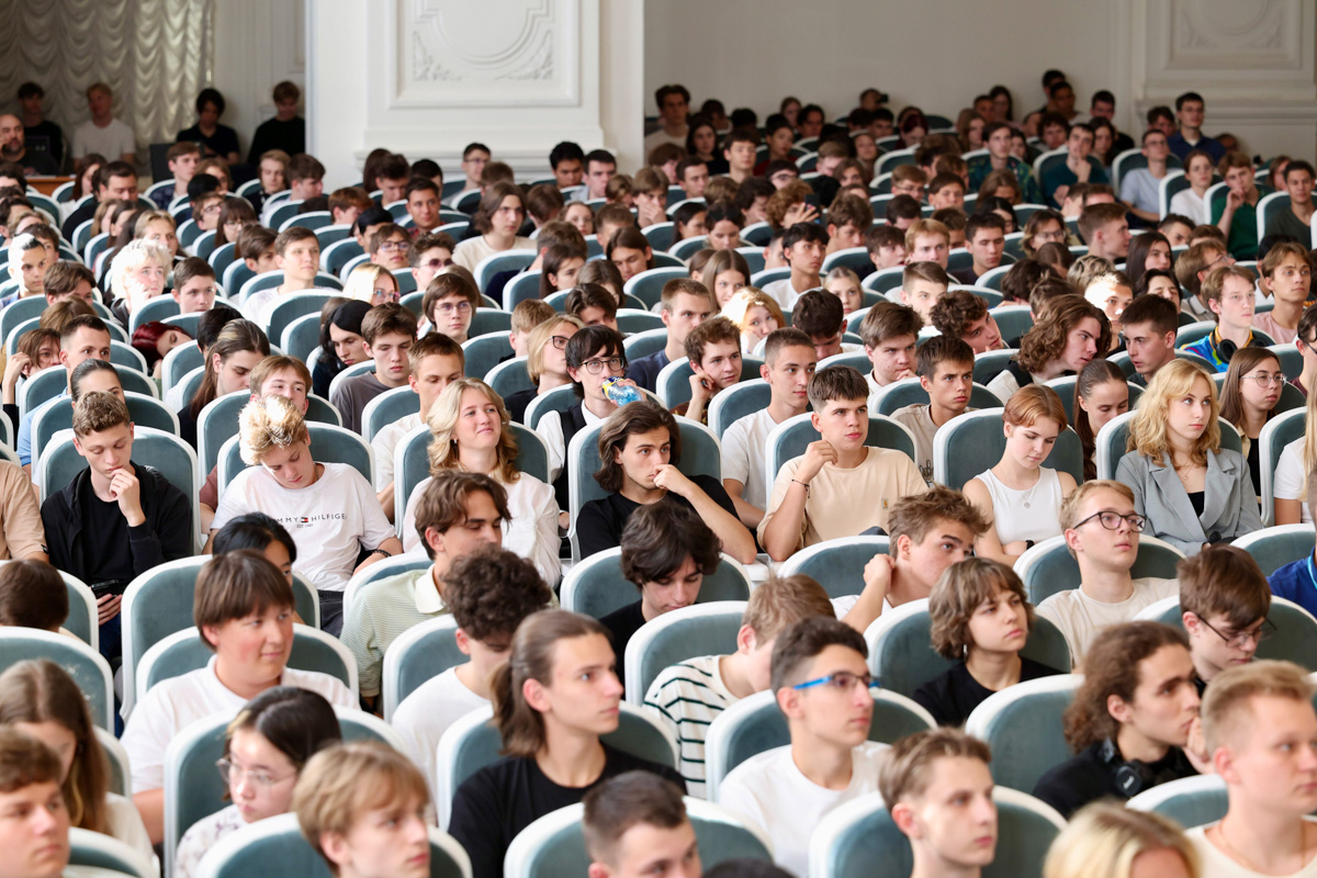 Первыми стихи Анны Ахматовой и Ольги Берггольц, стихи и документальные тексты жителей Донбасса в сопровождении оркестра услышали первокурсники Института энергетики и Института компьютерных наук и кибербезопасности 