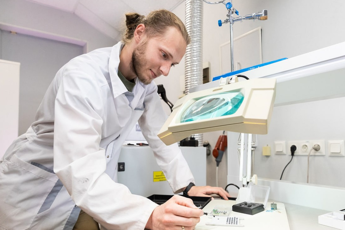 На сайте Минобрнауки России вышел материал об изобретении политехников в области халькогенидных стёкол 