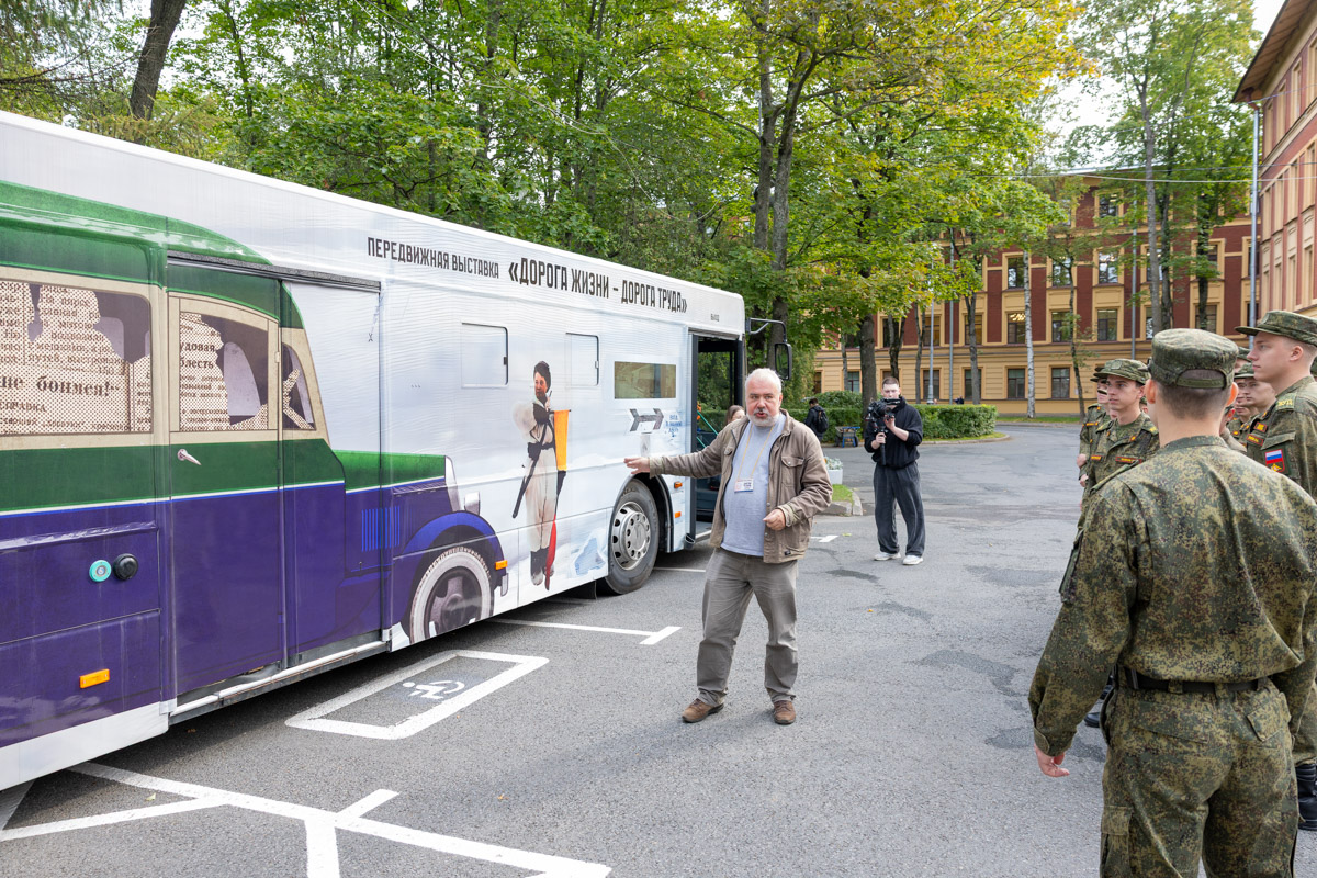 Передвижная выставка «Дорога жизни — Дорога труда»