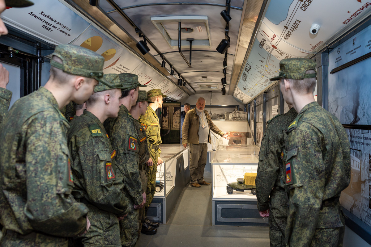 Посетители выставки отмечают, что после экскурсии у них изменились взгляды на Дорогу жизни 