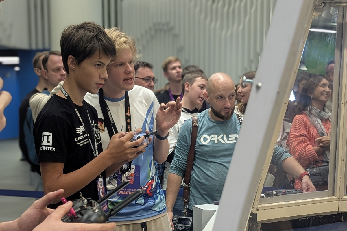 Команды ПИШ СПбПУ «Цифровой инжиниринг» одержали победу на крупнейшем робототехническом фестивале FestTech в Москве 