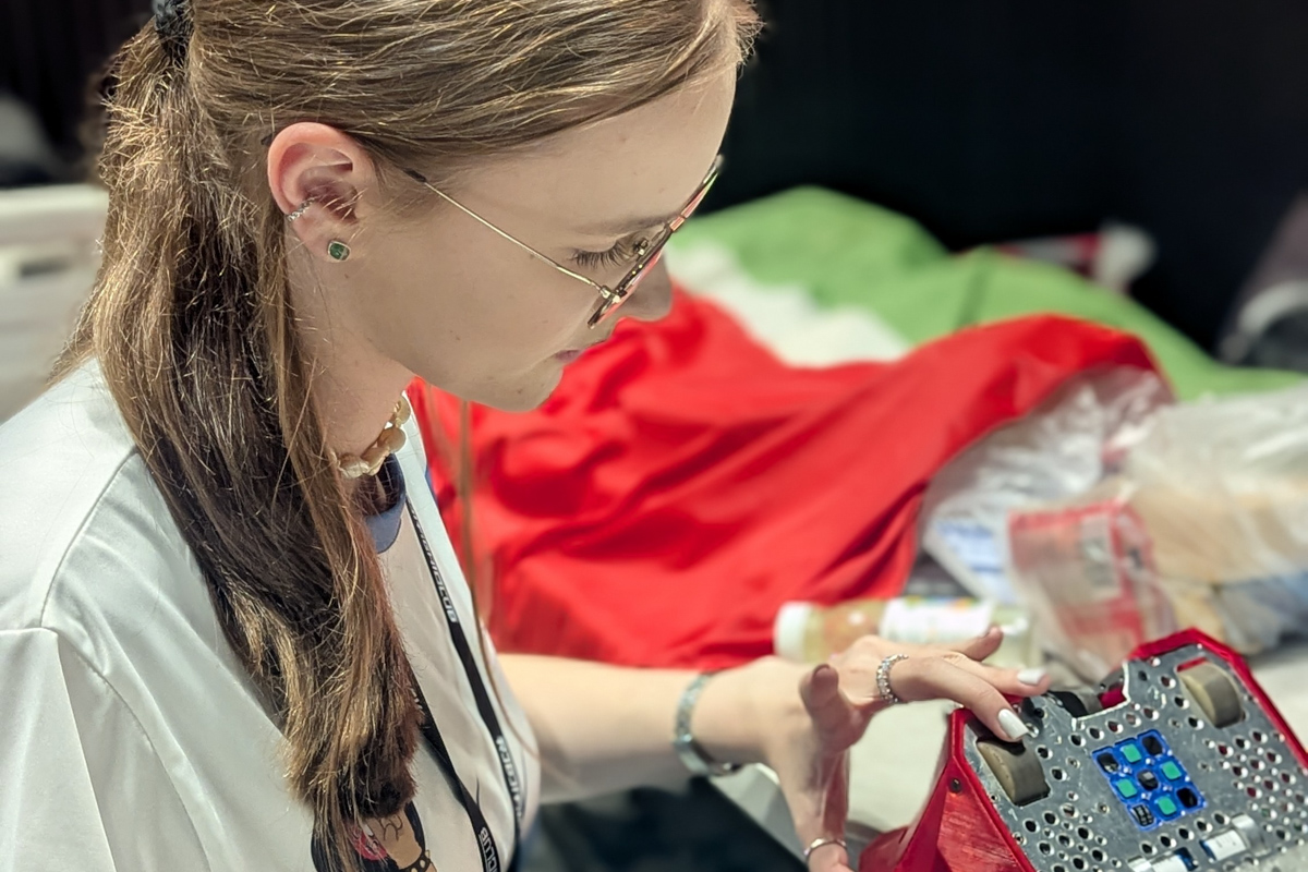 В качестве пилотов в обеих командах выступали учащиеся Центра цифрового образования «ИнфинITи» школы № 509 