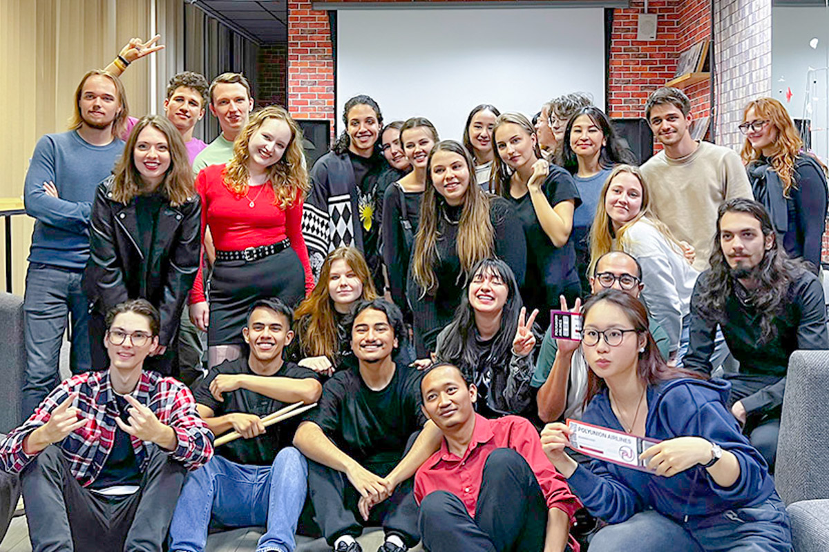 Нгуен Тхань Ча с друзьями из клуба «PolyUnion» 